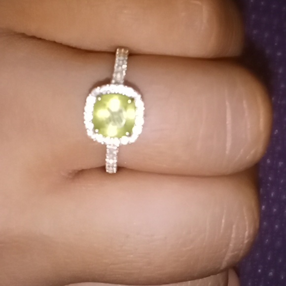 I am selling a peridot birth stone ring, Real 10k gold - Picture 4 of 4